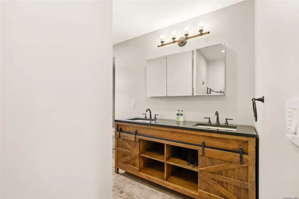 16 Pembroke Drive East Hampton NY 11937