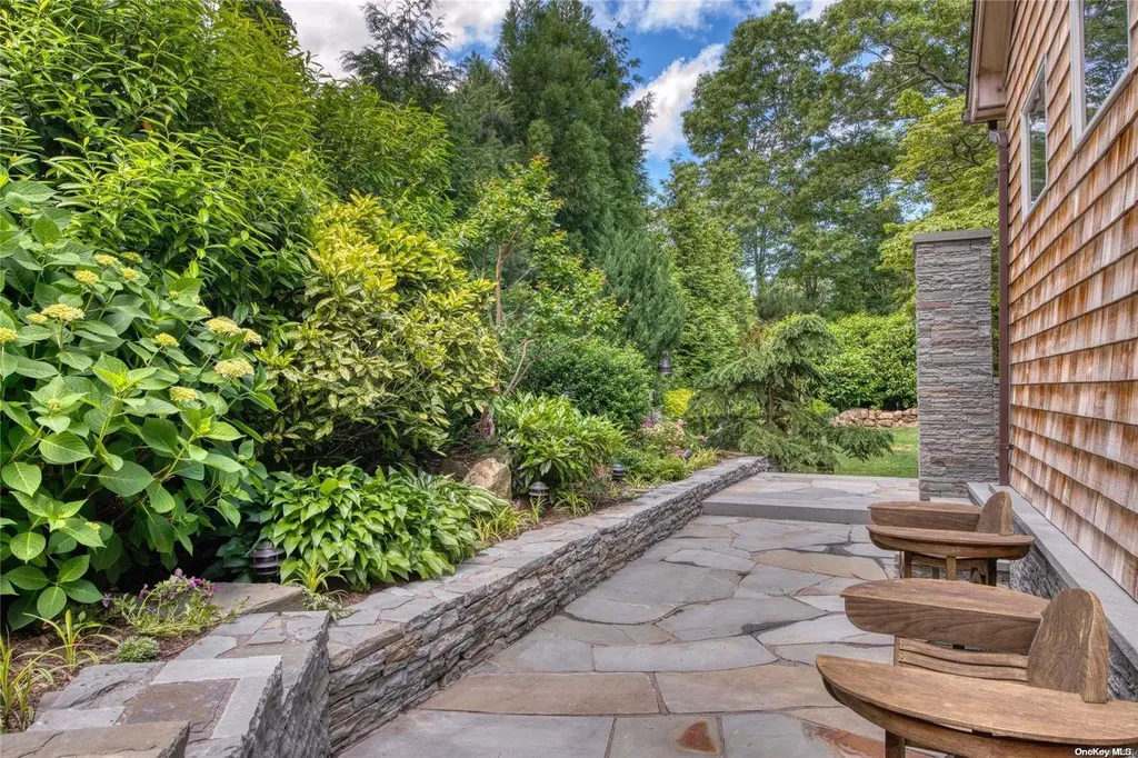 16 Pembroke Drive East Hampton NY 11937