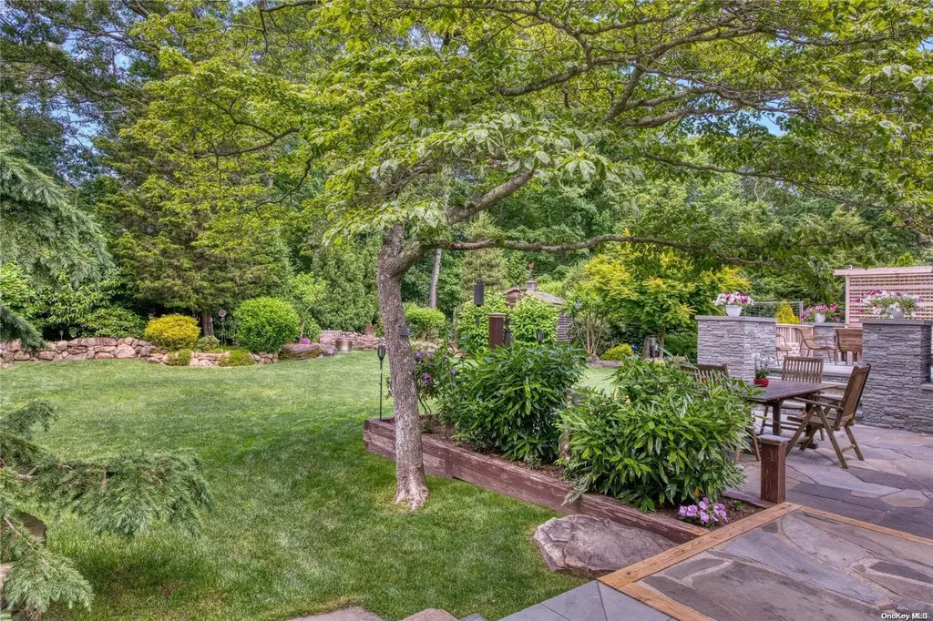 16 Pembroke Drive East Hampton NY 11937