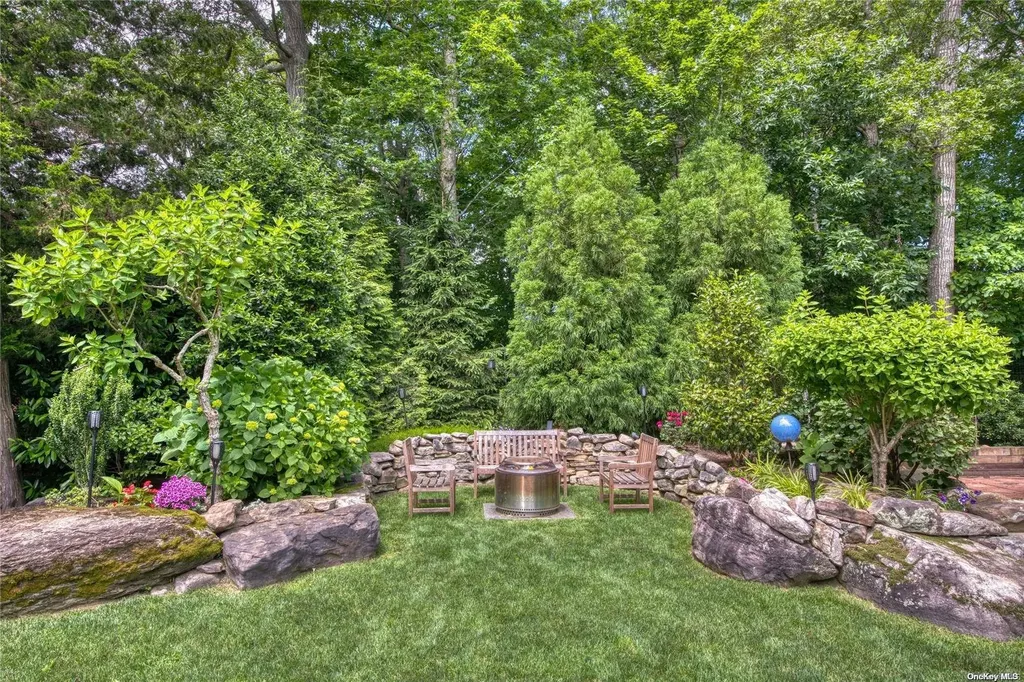 16 Pembroke Drive East Hampton NY 11937