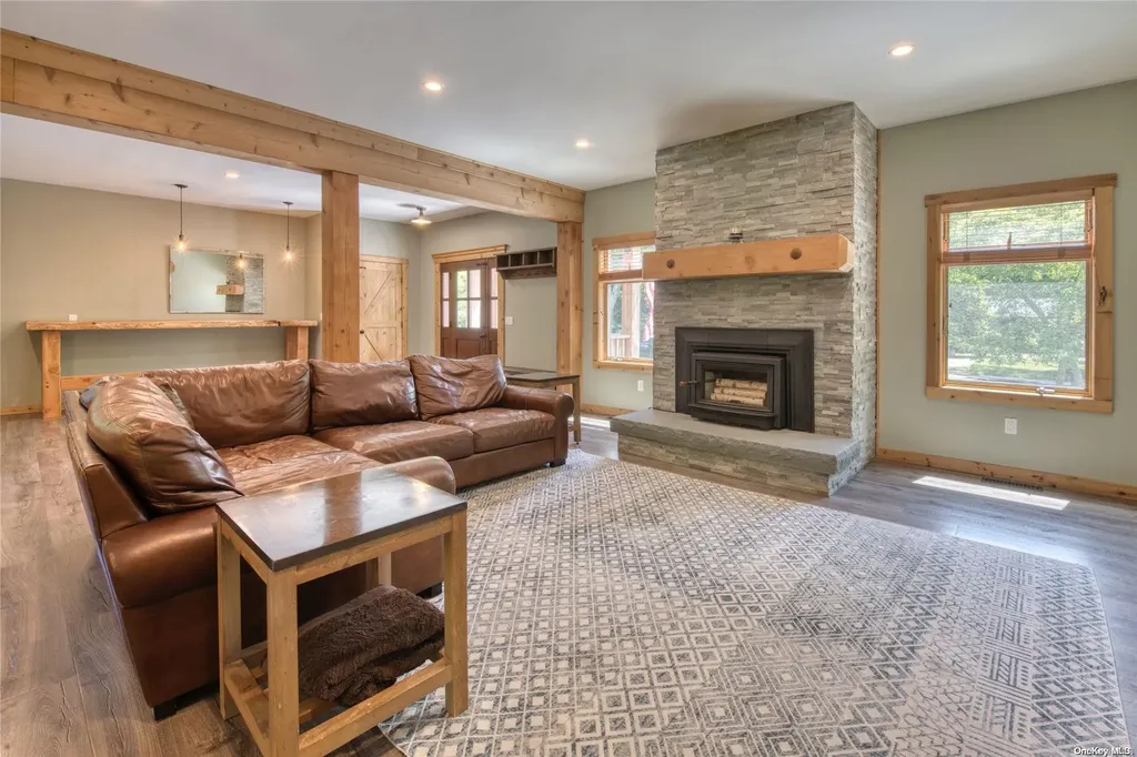 16 Pembroke Drive East Hampton NY 11937