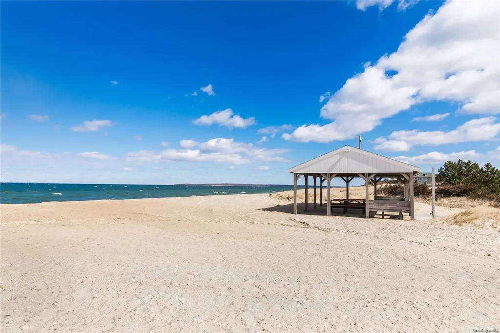 16 Pembroke Drive East Hampton NY 11937