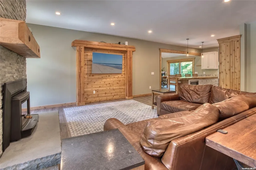 16 Pembroke Drive East Hampton NY 11937