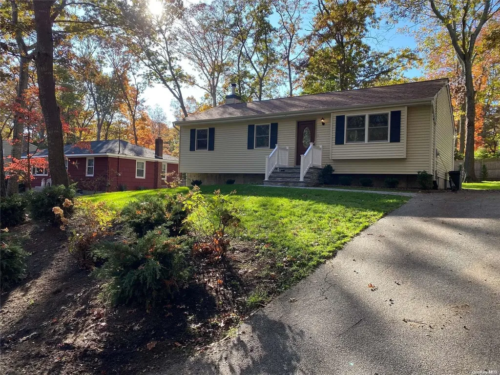 10 Setauket Trail Ridge NY 11961