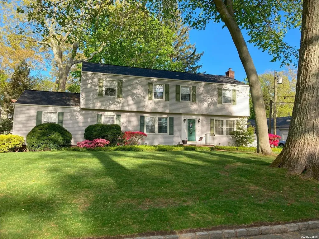 4 Heritage Court Cold Spring Harbor NY 11724