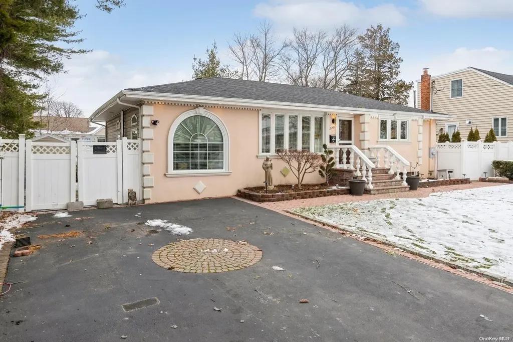 229 Broadway West Babylon NY 11704