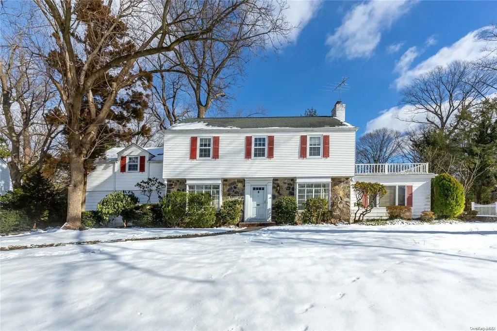 11 Fox Hunt Lane Great Neck NY 11020