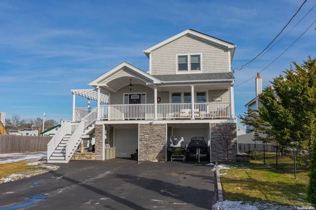 734 Shore Walk Lindenhurst NY 11757