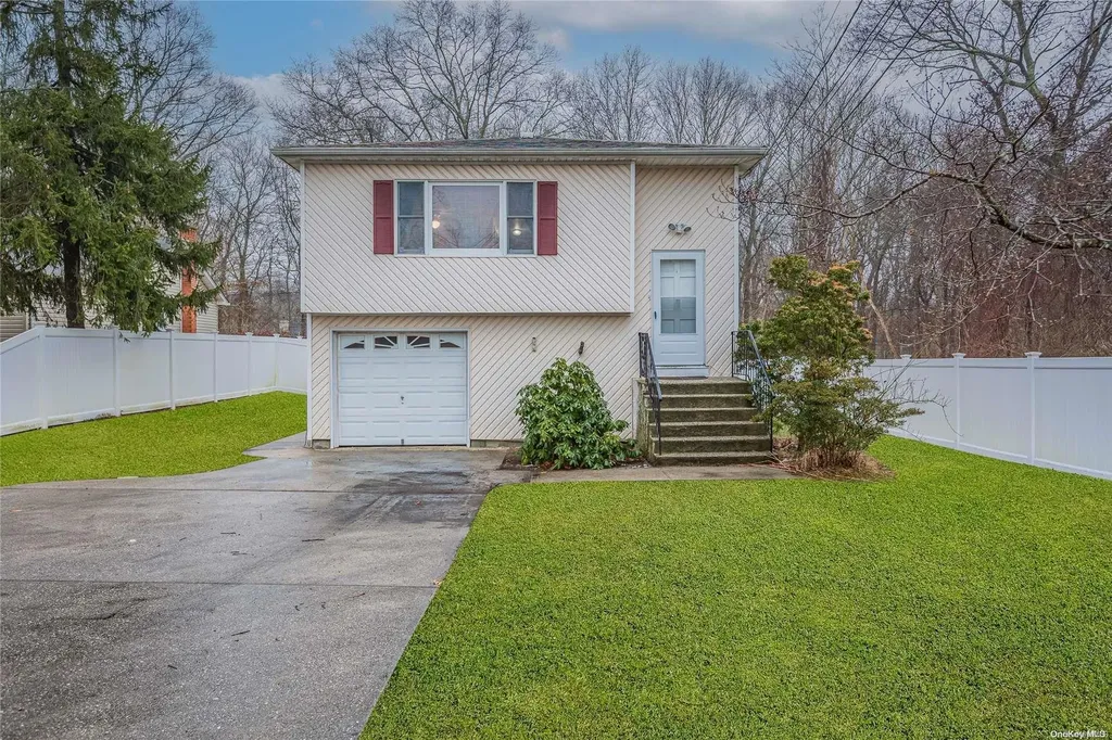 2 Sally Lane Ridge NY 11961