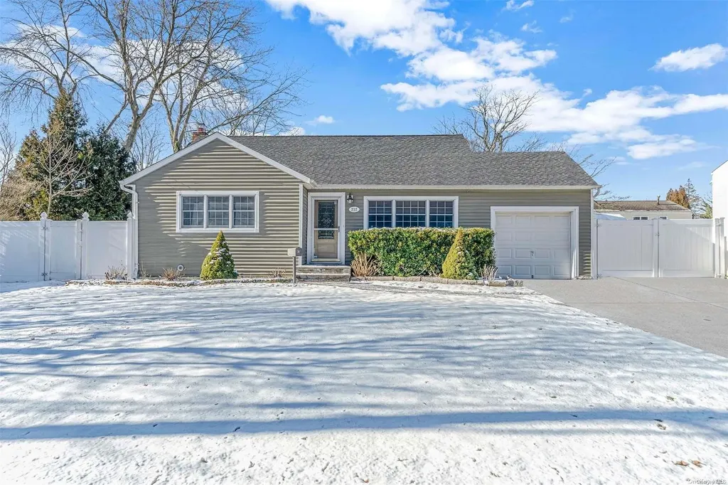212 E 4th Street Deer Park NY 11729