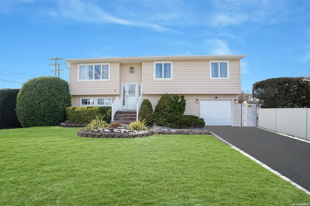 18 Harding Road Copiague NY 11726