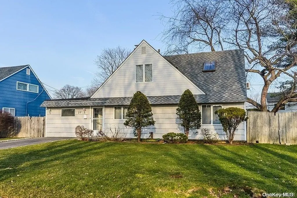 35 Bunker Lane Hicksville NY 11801