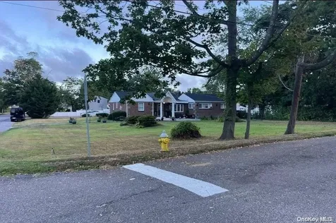 38 Hilltop Lane Wheatley Heights NY 11798