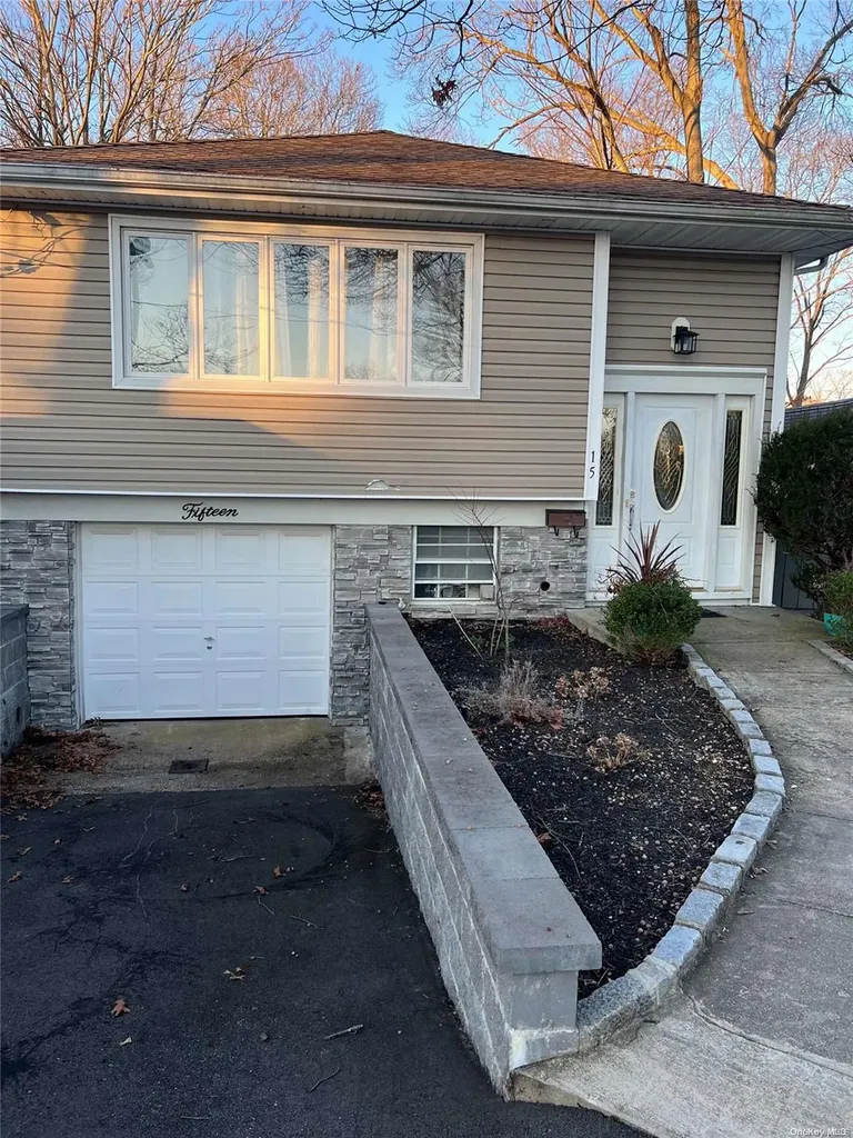 15 W Bay Shore Road Bay Shore NY 11706
