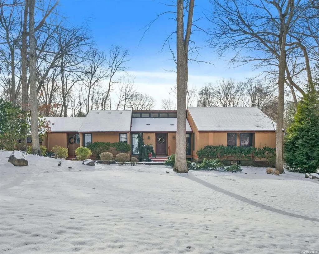 10 Fawn Meadow Path Wading River NY 11792