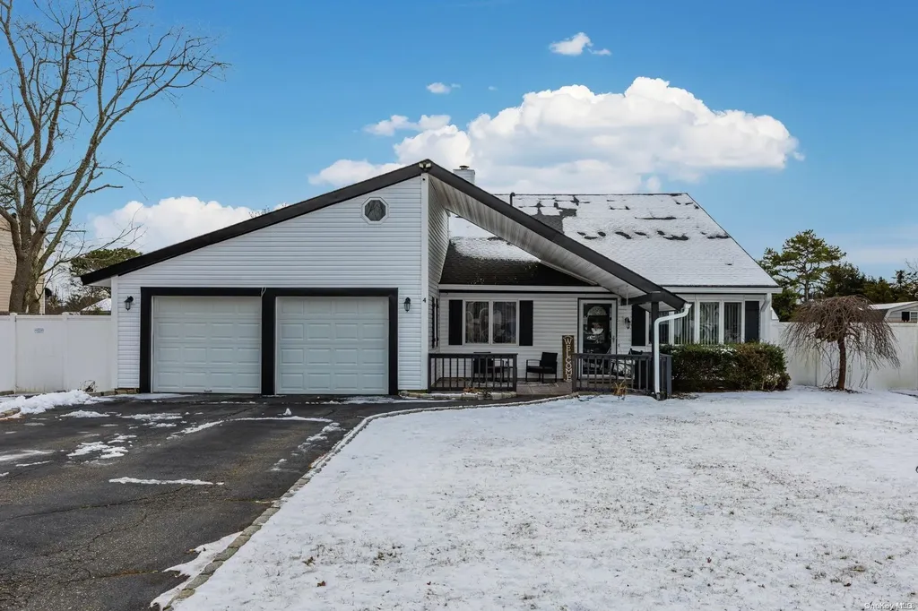 4 Cobb Lane Medford NY 11763