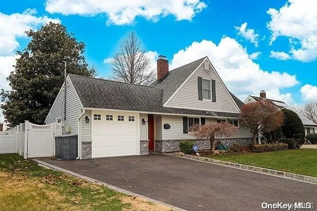 8 Redwing Lane Levittown NY 11756