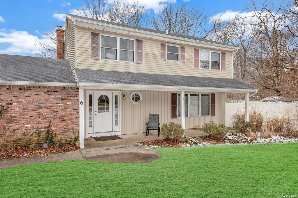6 Cross Court Shoreham NY 11786