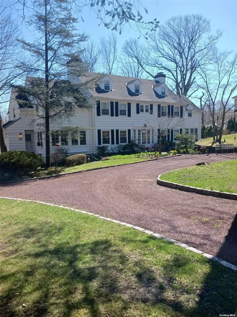 91 Station Road Great Neck NY 11023