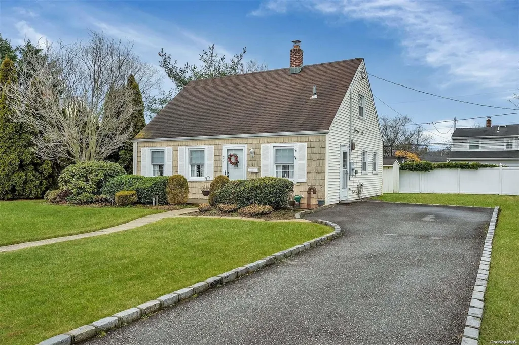 32 Curve Lane Levittown NY 11756