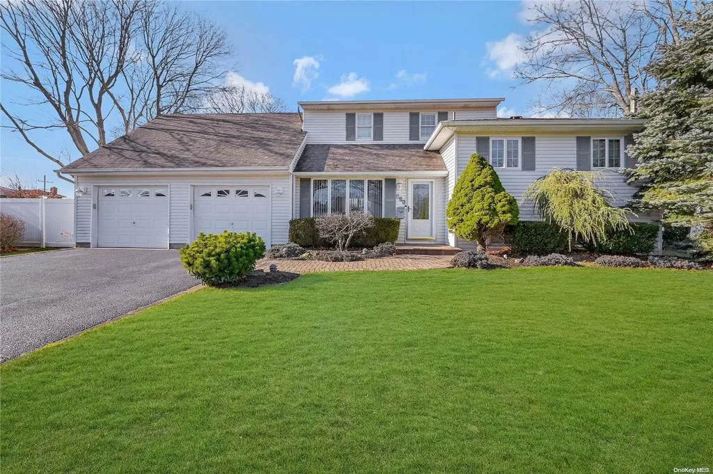 736 Milligan Lane West Islip NY 11795