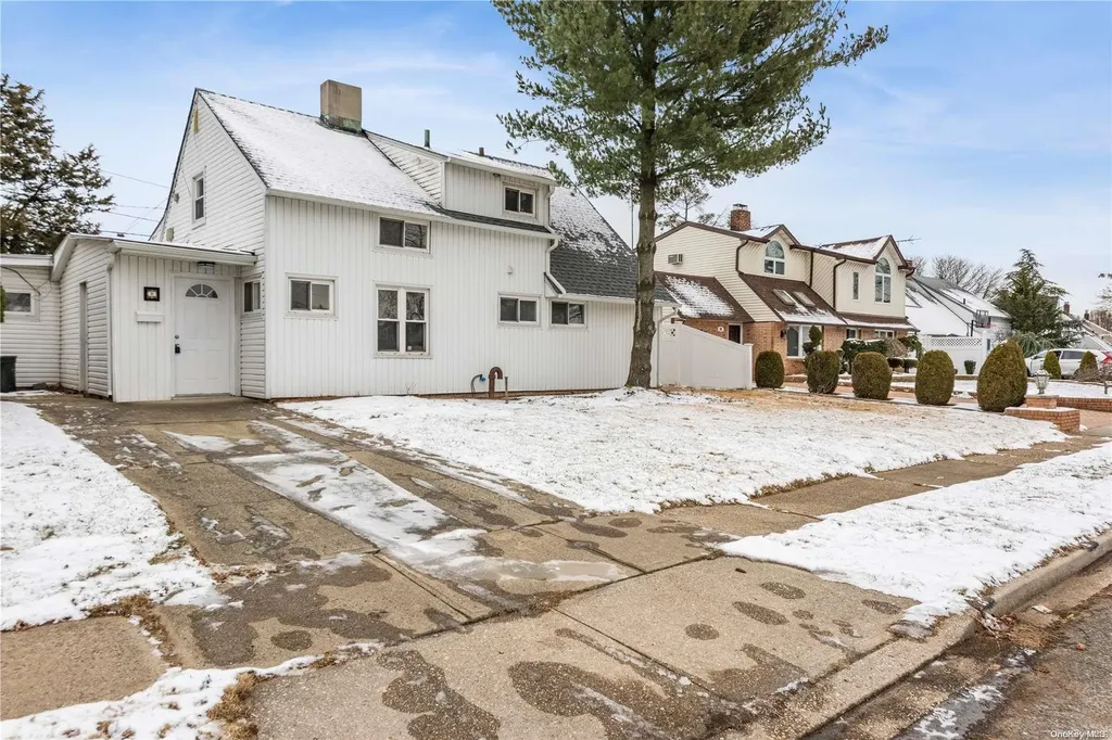 21 Chestnut Lane Levittown NY 11756