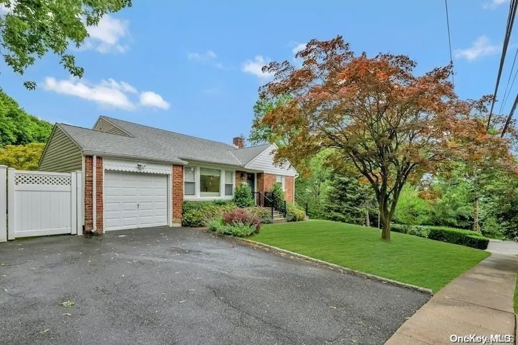 24 Hill Drive Oyster Bay NY 11771