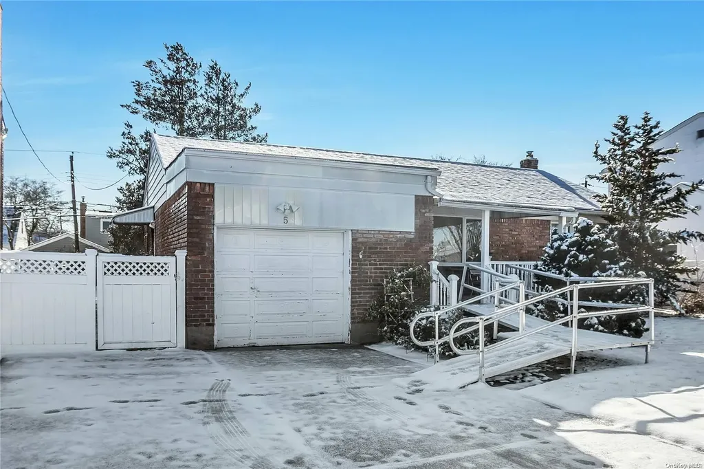 5 Westbury Avenue Plainview NY 11803
