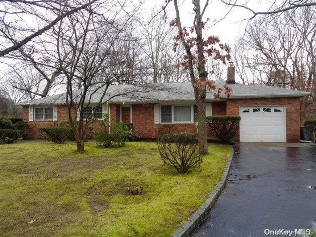 157 Old Willets Path Smithtown NY 11787