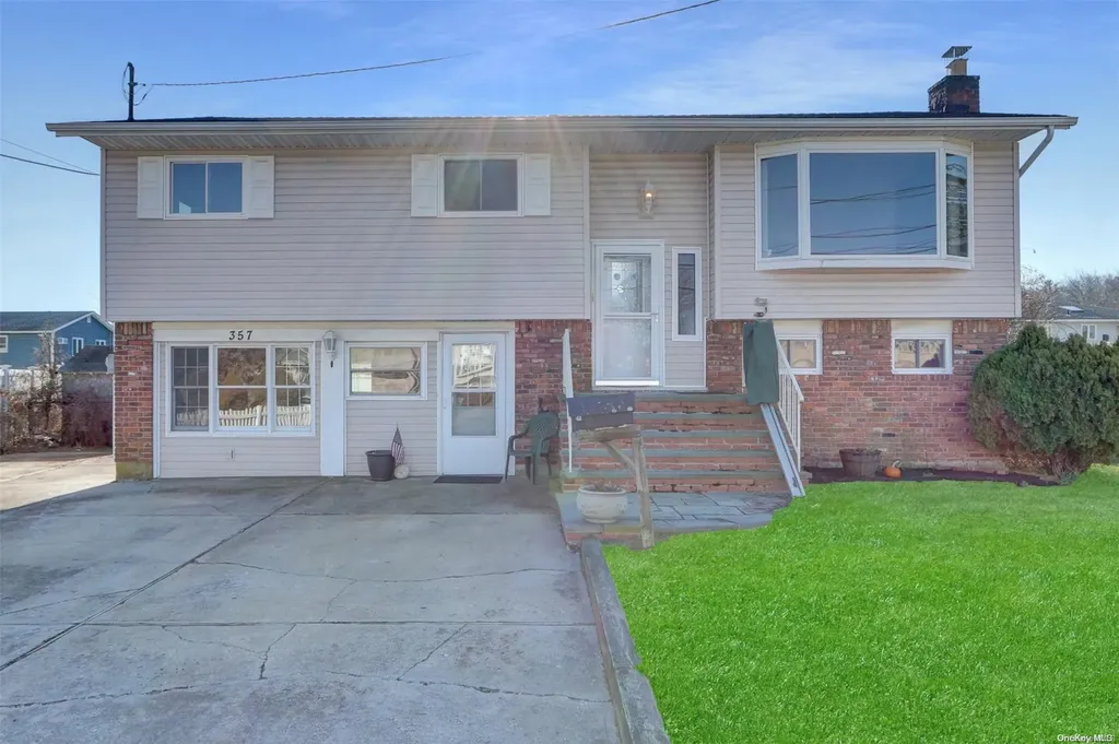 357 Idaho Street Lindenhurst NY 11757
