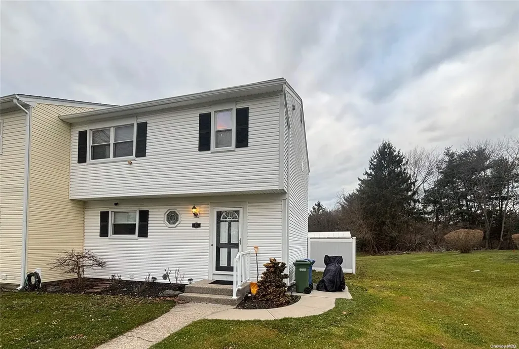 16 Hampton Court Coram NY 11727