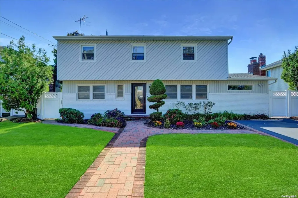 2482 Army Place Bellmore NY 11710