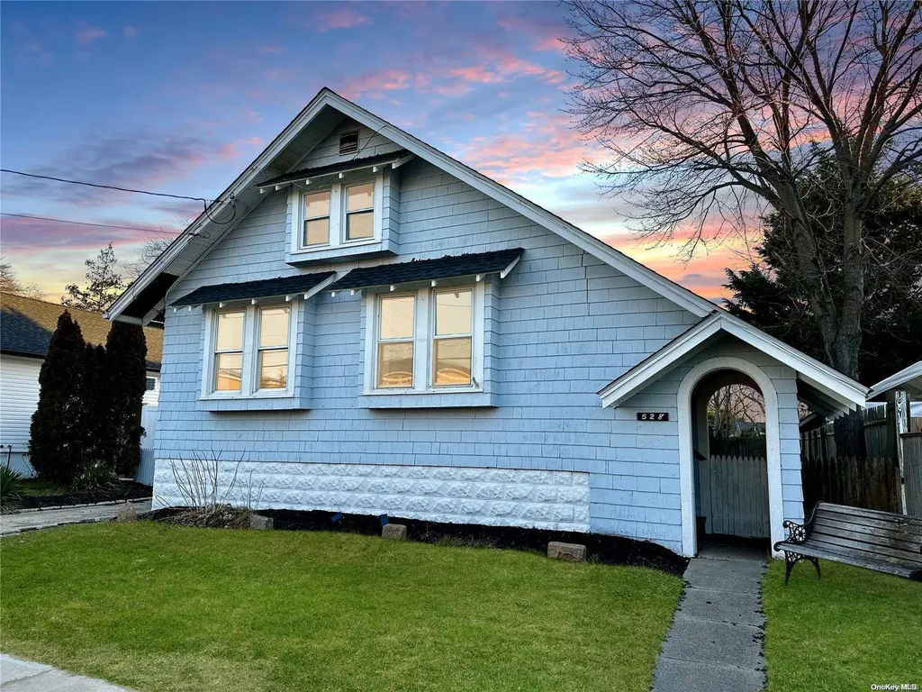 528 Hickory Street Lindenhurst NY 11757