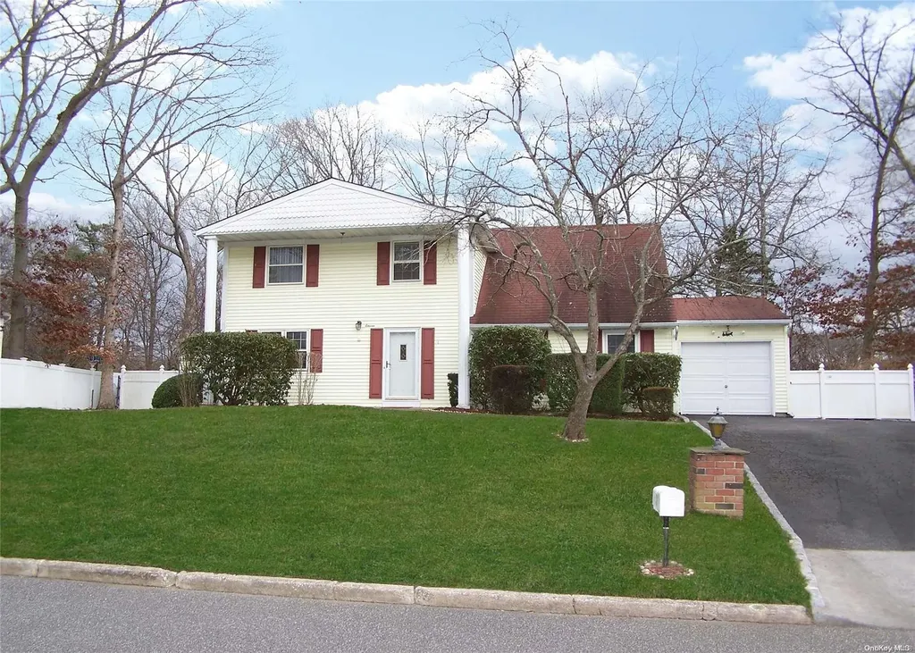 11 Shenandoah Boulevard Coram NY 11727