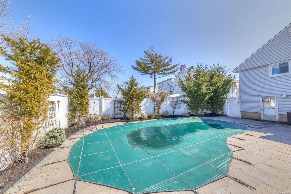 266 Thompson Avenue Oceanside NY 11572