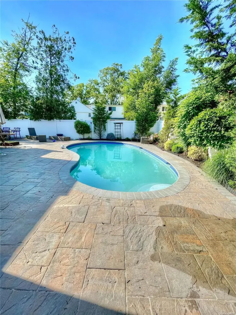 266 Thompson Avenue Oceanside NY 11572
