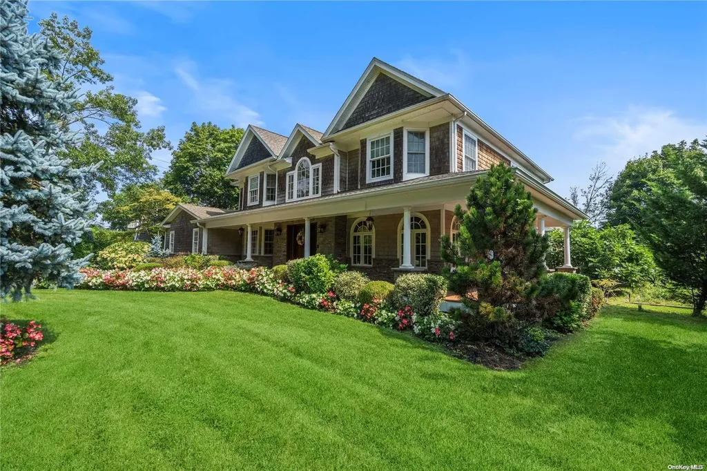 548 Roslyn Road East Williston NY 11596