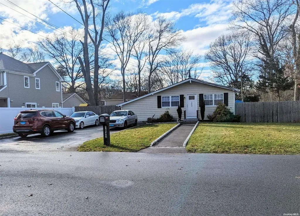 1042 Sullivan Street Bay Shore NY 11706