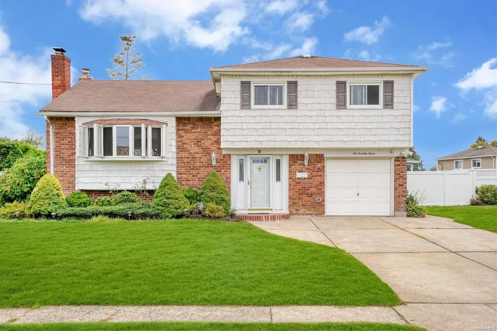 677 Interlaken Lane North Babylon NY 11703