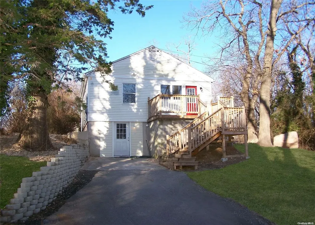 25 Sams Path Rocky Point NY 11778