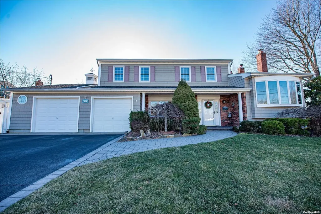 22 Dolphin Lane West Islip NY 11795