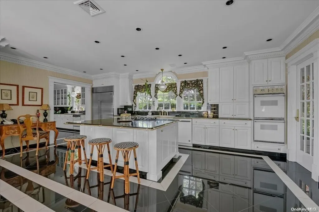1 Meadow Drive Lawrence NY 11559
