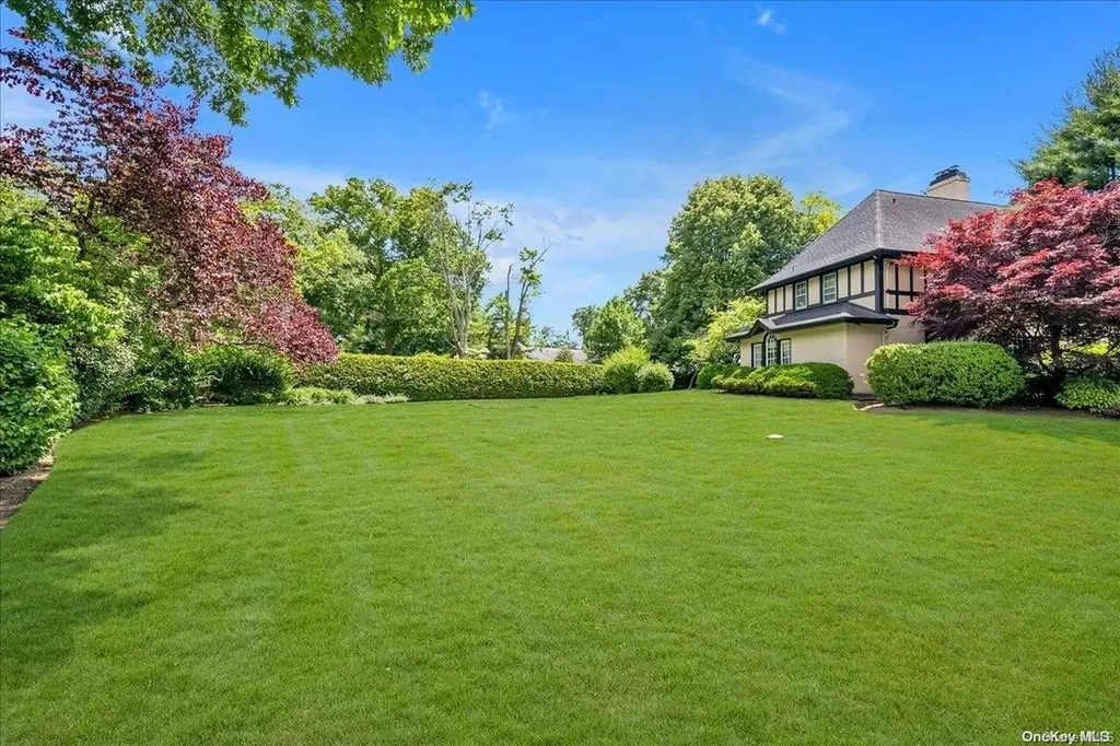 1 Meadow Drive Lawrence NY 11559