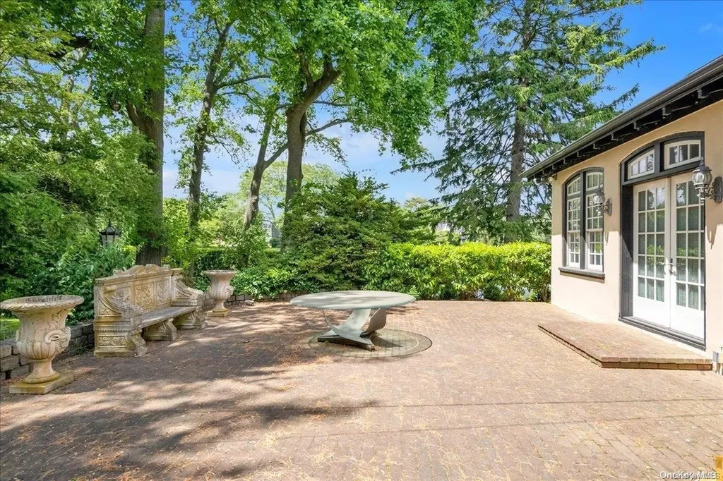 1 Meadow Drive Lawrence NY 11559