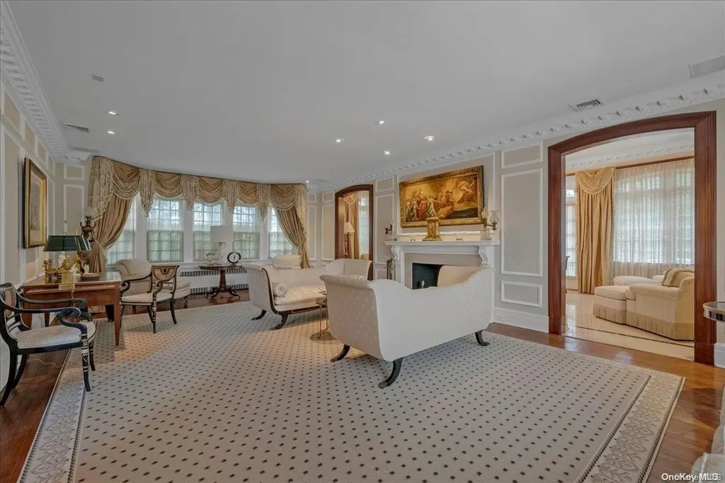1 Meadow Drive Lawrence NY 11559