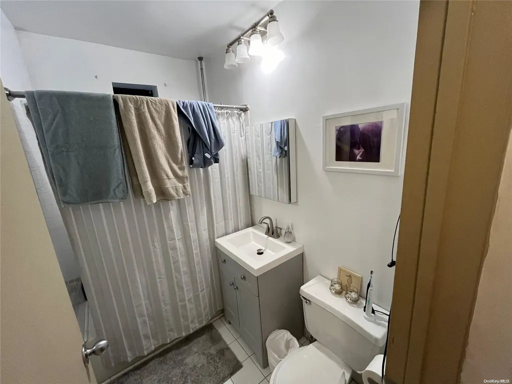 22-27 76 East Elmhurst NY 11370