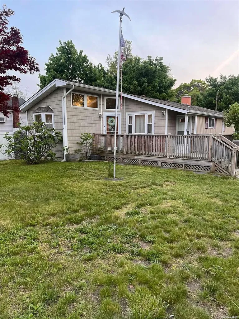 8 W Pine Street Islip NY 11751