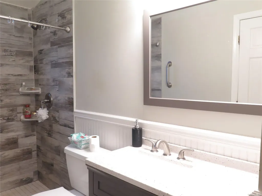 8 W Pine Street Islip NY 11751