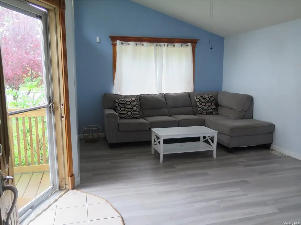 8 W Pine Street Islip NY 11751