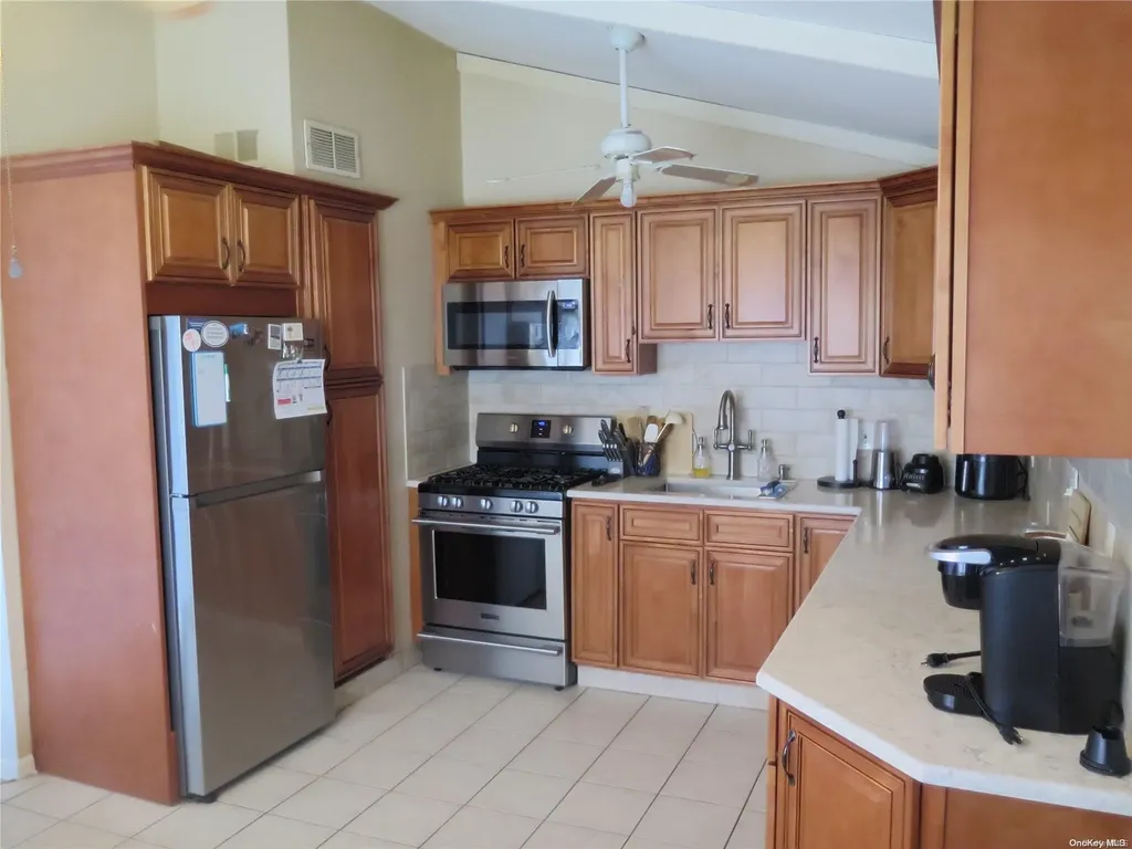 8 W Pine Street Islip NY 11751